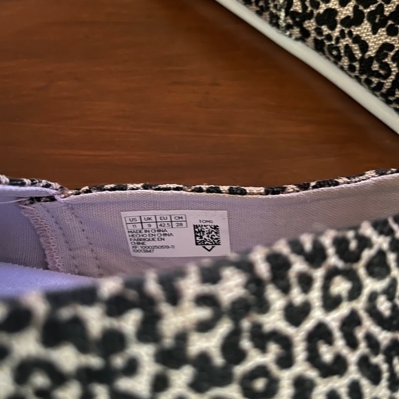 Toms Black and Tan Animal Print Canvas Flats Slip-On Loafers Size 11 W - Picture 5 of 6